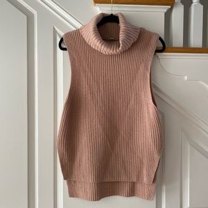 UNIQLO sleeveless turtleneck
